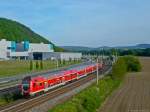 Eine Doppelstock-Garnitur aus modernisierten DR-Wagen erreicht in Kürze als RB von Saalfeld (Saale) nach Großheringen den ersten Halt, Rudolstadt-Schwarza. (06.05.2011)